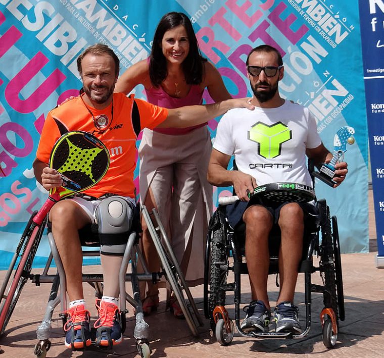 Rubén Castilla y Coco Bernal, ganadores del X Open Nacional Fundación Konecta – Fundación También, con Graciela de la Morena, directora de Fundación Konecta