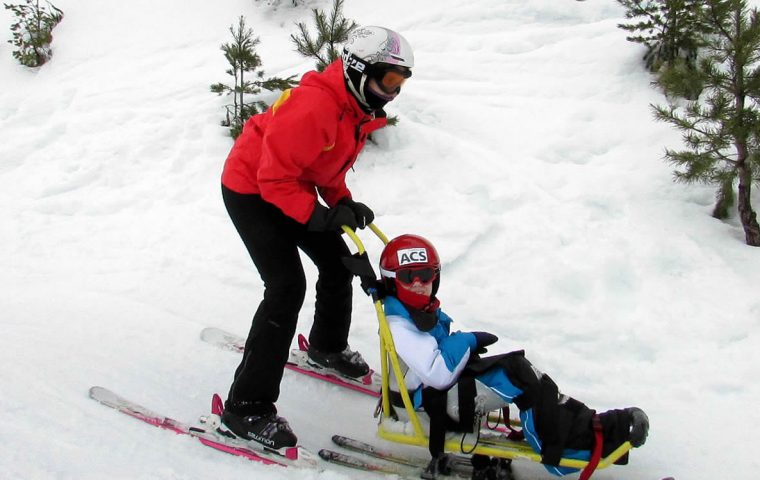 Beneficios del esquí adaptado para niños con discapacidad