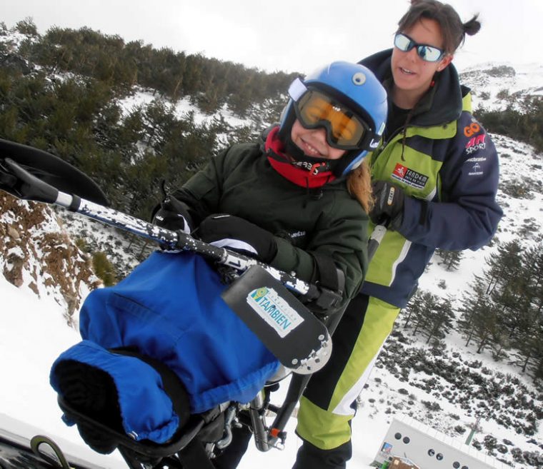 Técnicos expertos de la Fundación También acompañan a los niños con discapacidad en la práctica del esquí adaptado.