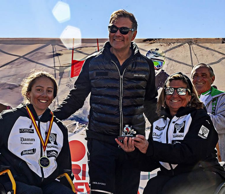 Teresa Silva recibe del consejero delegado de Cetursa, Jesús Ibáñez, y de Audrey Pascual, la actual campeona de España, una granada de plata en homenaje al veinte aniversario de su participación en los Campeonatos de España.