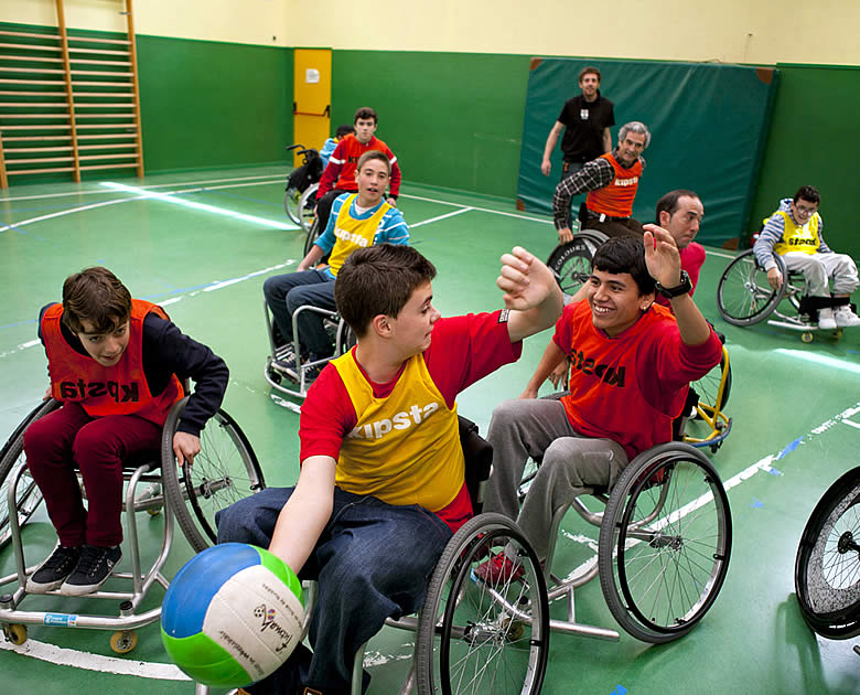 La Fundación También hace posible la práctica de baloncesto adaptado.
