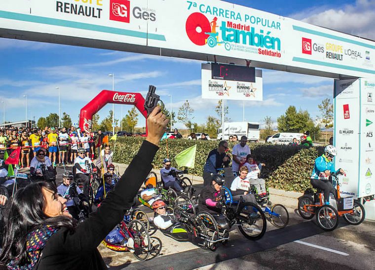 Irene Villa da el pistoletazo de salida a la pasada edición de la Carrera Popular Madrid También Solidario, en octubre de 2018