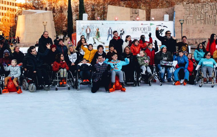Tarde de patinaje inclusivo con Javier Fernández en la pista de hielo de Colón.