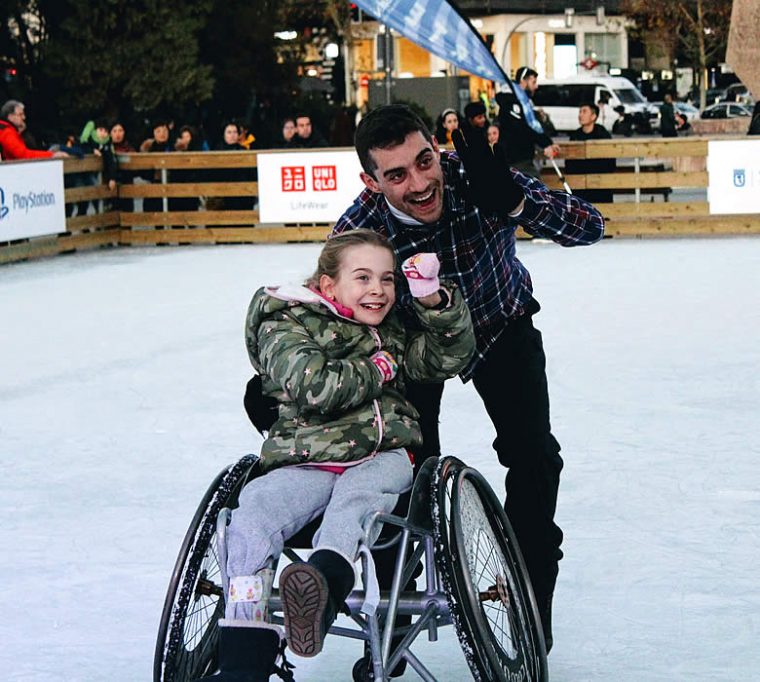 Tarde de patinaje inclusivo con Javier Fernández en la Pista de hielo de Colón.