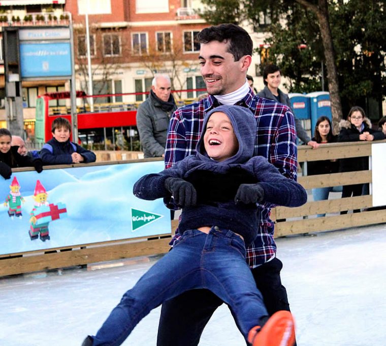 Tarde de patinaje inclusivo con Javier Fernández en la Pista de hielo de Colón.