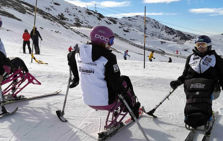 El Equipo Fundación También Esquí & Snowboard se prepara en Sierra Nevada.