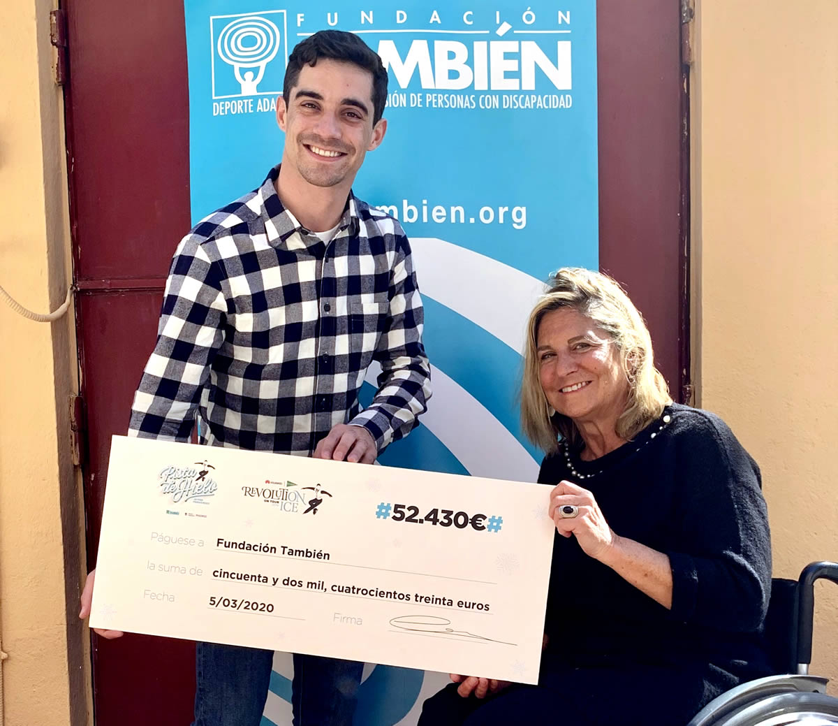 Javier Fernández entrega a la Presidenta de Fundación También Teresa Silva el cheque con la cifra recaudada durante el espectáculo Revolution on Ice 2019