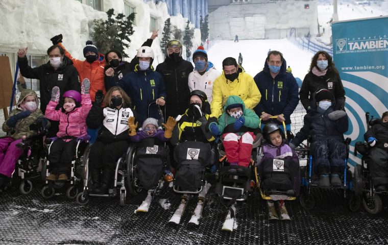 Jornada de esquí adaptado con Jan Farrell en Madrid Snowzone