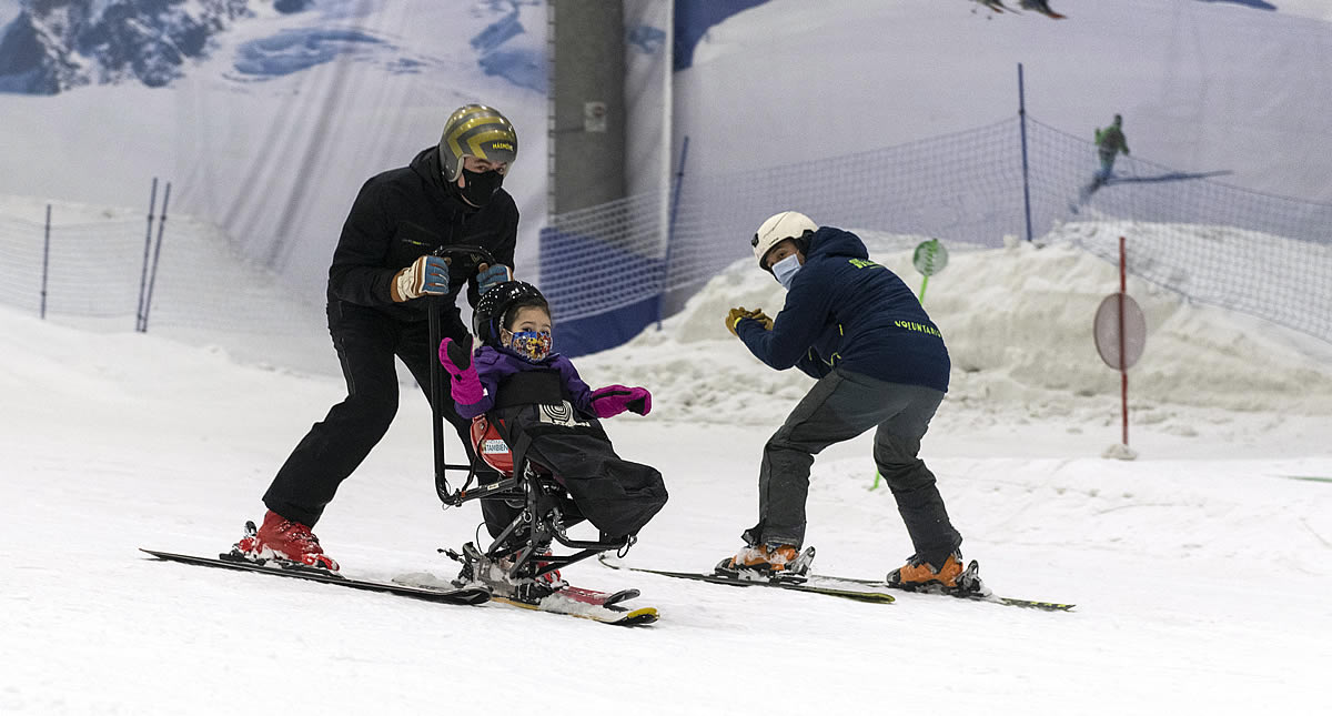 Jornada de esquí adaptado con Jan Farrell en Madrid Snowzone para niños con discapacidad severa.