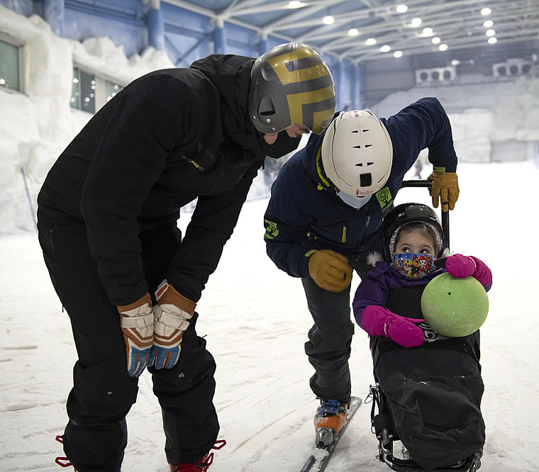 Jornada de esquí adaptado con Jan Farrell en Madrid Snowzone para niños con discapacidad severa.