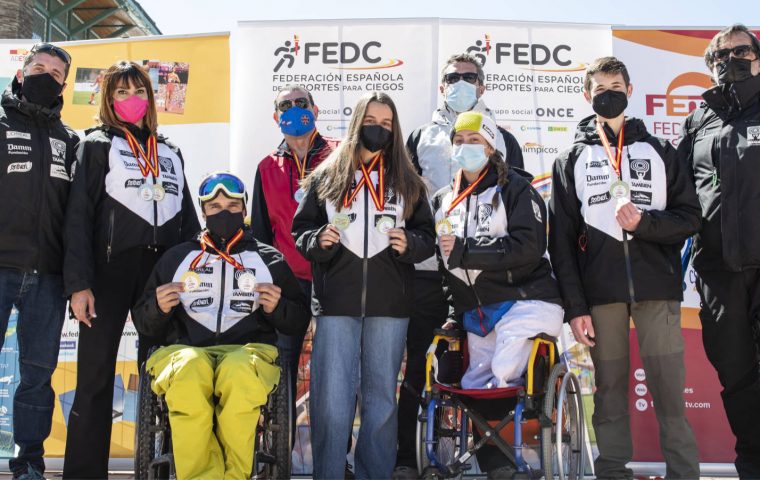 El Equipo Fundación También que acudió al Campeonato de España de Esquí Alpino Adaptado y Snowboard marzo 2021 en Sierra Nevada