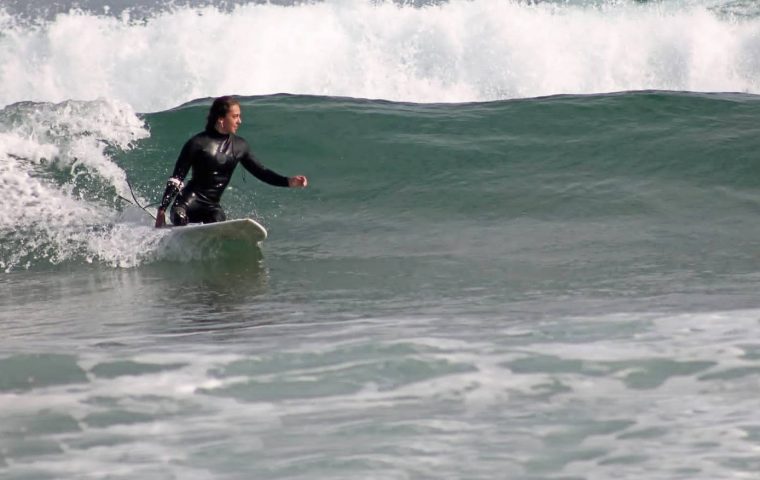 Audrey Pascual del equipo femenino de surf adaptado Fundación También