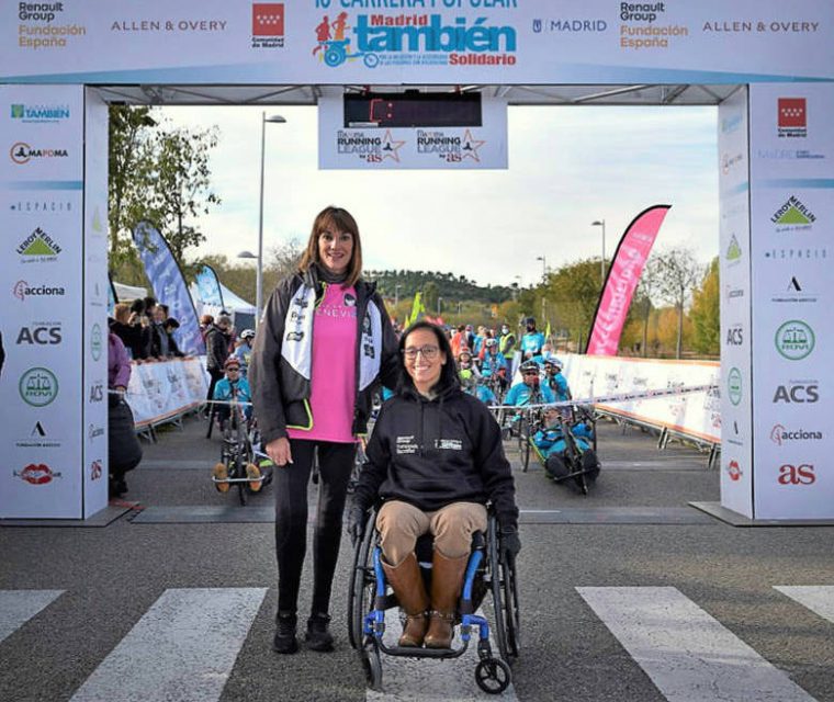 La medallista paralímpica Teresa Perales con Irene Villa, madrina de la 10 Carrera Popular Madrid También Solidario.