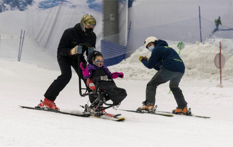Jornada de esquí adaptado con Papá Noel-Jan Farrell para niños con discapacidad severa en SnoZone Madrid