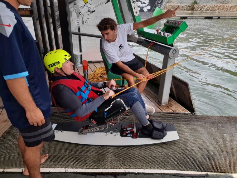 Uno de nuestros beneficiarios practicando el pasado 19 de septiembre en Almería la actividad de Sitwake