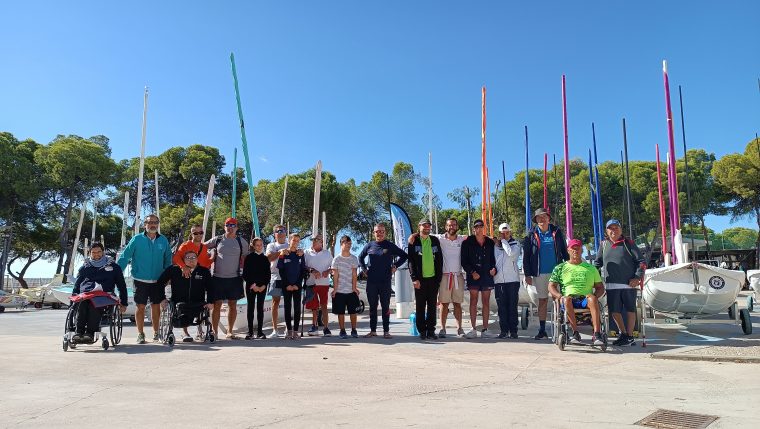 Foto de grupo de participantes en el Campeonato de España de Vela Inclusiva en Los Alcázares (Murcia)