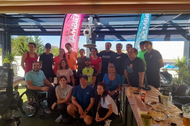 Empleados de BMS junto a Alberto Pacheco, Alberto Pacho, presidente de la Asociación de Pádel en Silla.