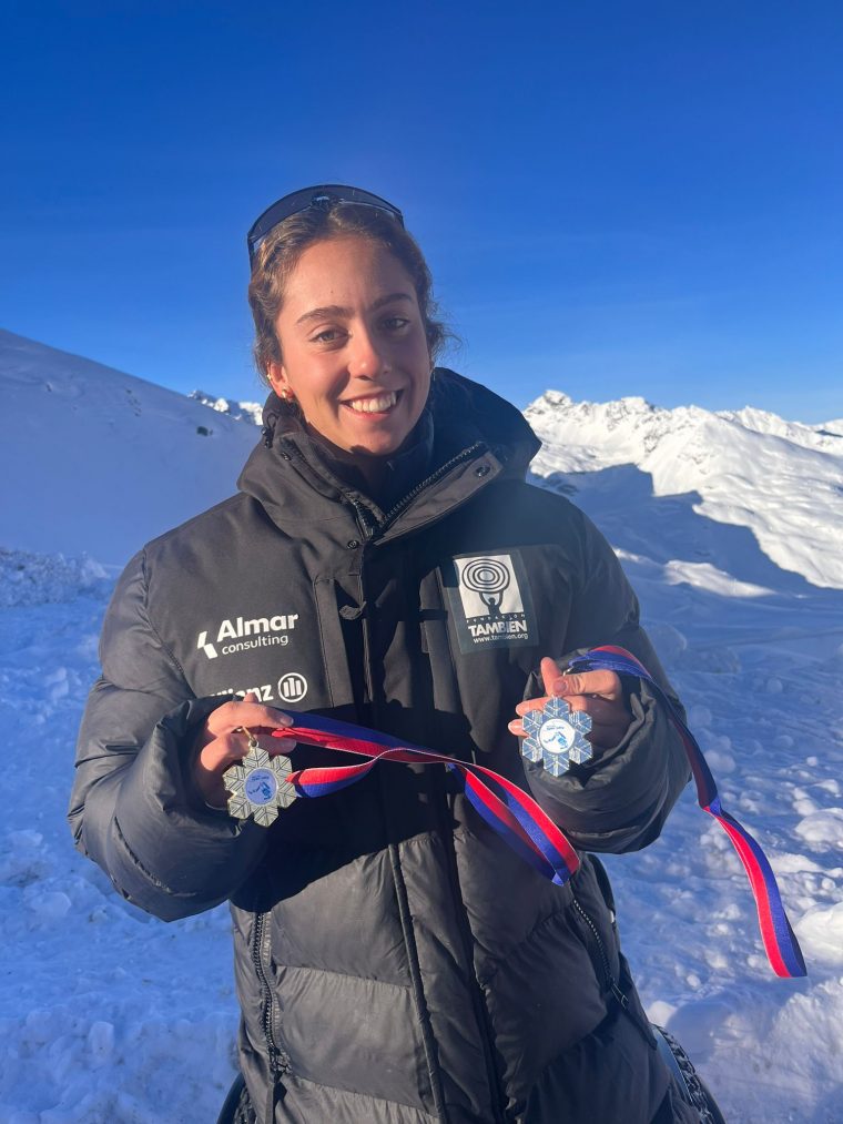 Audrey Pascual posa junto a las dos medallas conseguidas en Kaunertal