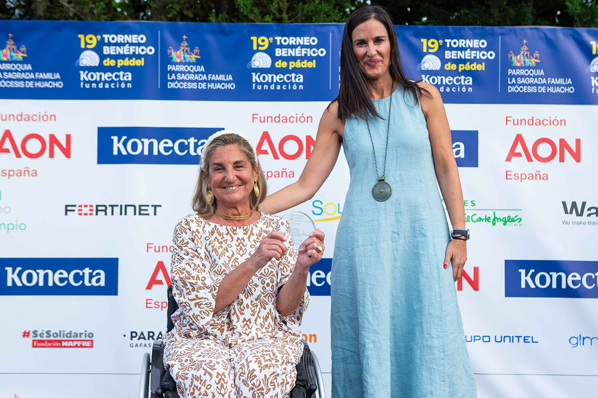 eresa_Silva_Recibe_Premio_Trofeo_Konecta