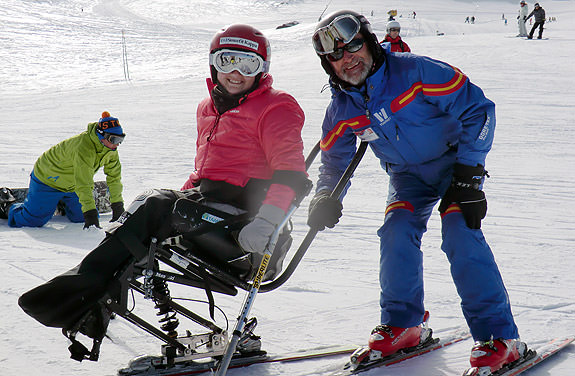 Quince aíos de cursos de iniciación y tecnificación de esquí en estaciones adaptadas como Sierra Nevada y la Pinilla gracias al apoyo de Cetursa Sierra Nevada, El Corte Inglés, Fundación ACS y Smurfit Kappa.