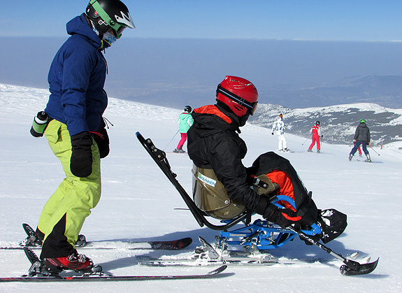 Comienza la temporada de esquí adaptado 2015 con la Fundación También. Cursos de esquí y snowboard adaptado. Equipo de esquí Fundación También de Esquí Alpino Adaptado.