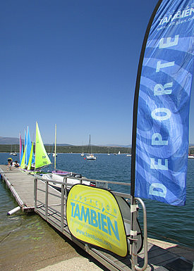 Diez a&ntilde;os apostando por la vela adaptada. La Fundaci&oacute;n Tambi&eacute;n cuenta con una de las m&aacute;s completas flotas de veleros adaptados de Espa&ntilde;a, con bases en el embalse de El Atazar de Madrid, y en el CAR de los Alc&aacute;zares en Murcia.