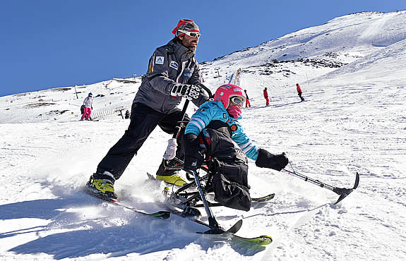 Todo a punto para disfrutar la temporada de esquí adaptado. Cursos de esquí y snowboard para todos los niveles en Sierra Nevada y La Pinilla. El Equipo Fundación También de Esquí Alpino Adaptado ha iniciado los entrenamientos en Formigal y competirá el 4 marzo en el 13º Trofeo Santiveri Sierra Nevada.