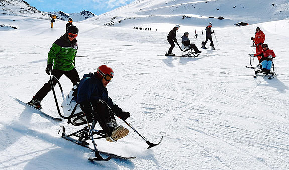 En marcha la temporada de esqui adaptado 2019. Cursos en Sierra Nevada y La Pinilla. Entrenamientos del Equipo Fundación También Competición Esquí & Snowboard Adaptado