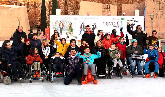 Jornada de patinaje inclusivo en la pista de hielo de Colón con Javier Fernández y la Fundación También.
