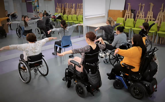 Nuevas actividadesde la Fundación: baile en silla de ruedas, fútbol sala adaptado, escalada en rocódromo y visita al Museo Thyssen.